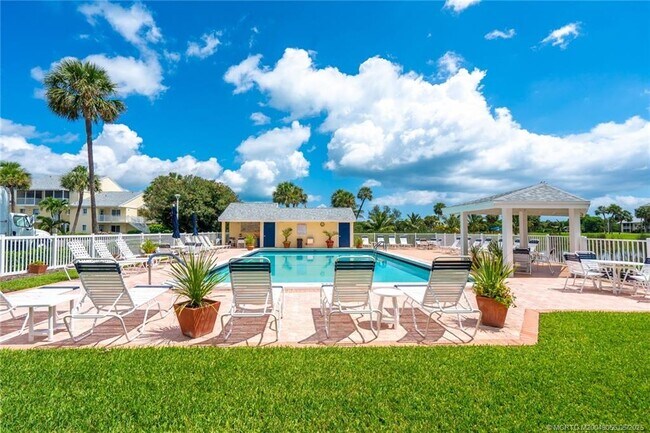 Building Photo - 5553 NE Gulfstream Way