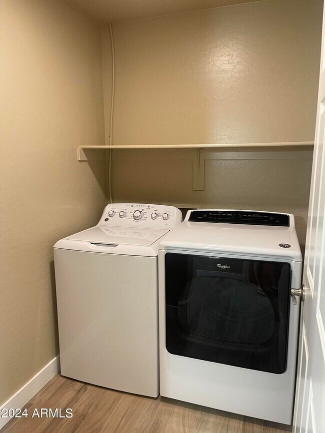 Building Photo - 15433 W Mercer Ln