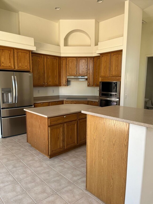 Building Photo - Elegant, spacious 3/2.5 home in gated LaPrivada