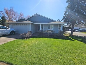 Building Photo - 917 N Cascade Dr