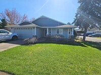 Building Photo - 917 N Cascade Dr