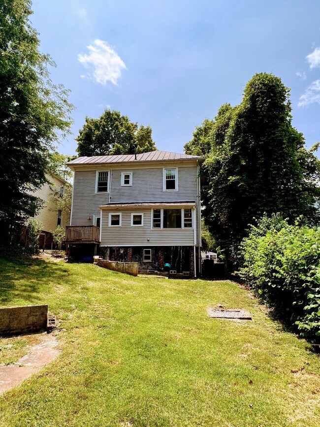 Building Photo - 4 Bedroom House in Lynchburg