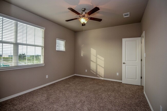 Building Photo - NOW PRE-LEASING FOR FALL 2026!! Don't miss...
