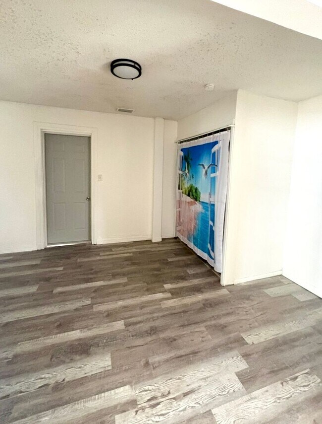 Building Photo - 8151 Hixton Dr