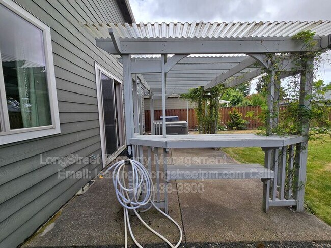Building Photo - 3338 SE Summerfield Dr