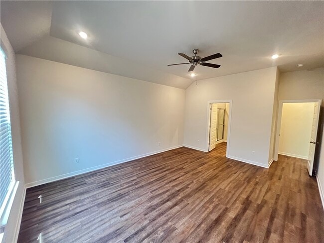 Building Photo - 522 W Branta St