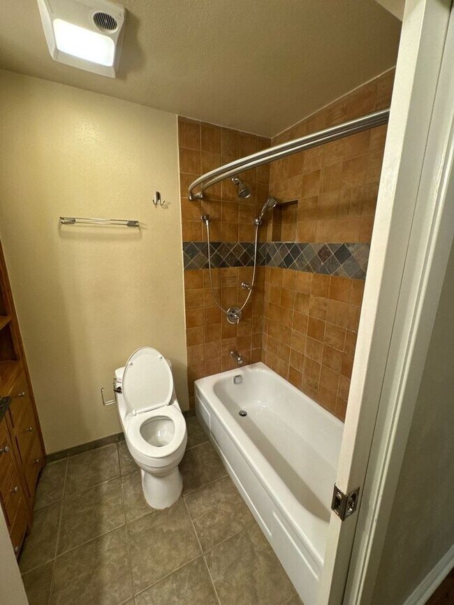 Building Photo - 3730 Twin Oak Ct
