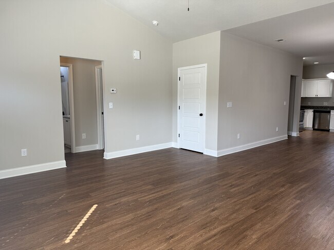 Building Photo - 600 Trellis Square