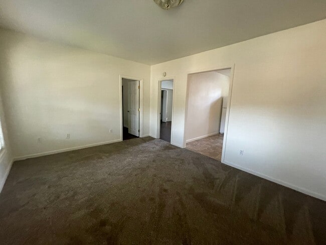 Building Photo - 2 Bedroom 1 Bath Downtown