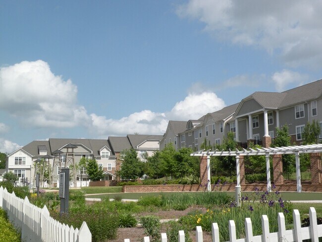 Building Photo - Summit #1012 - End Unit! - PRELEASING FOR AUGUST 2026!