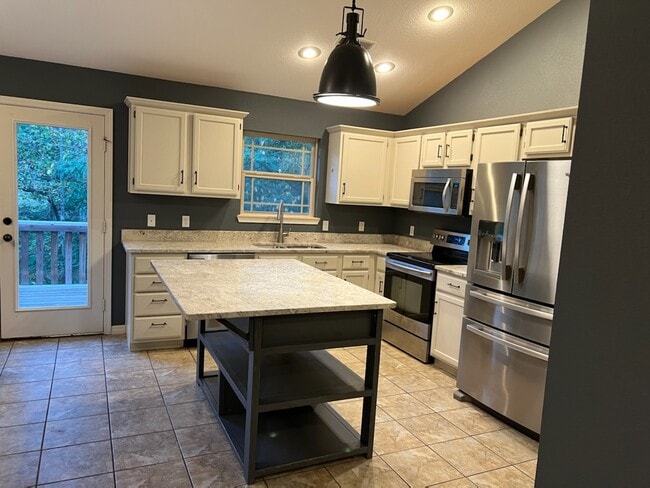 Building Photo - 22 Lyndhurst Dr