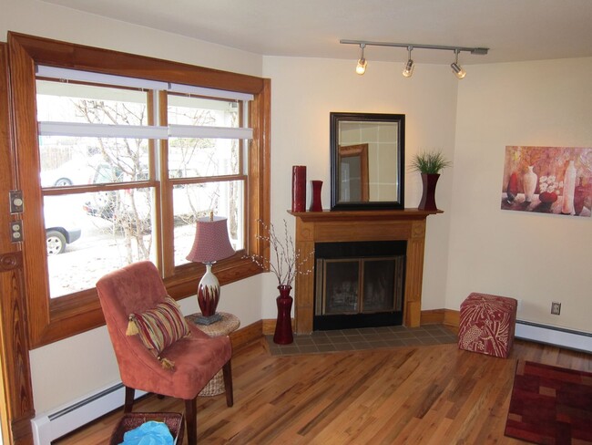 Primary Photo - Sunny, Cozy 1 Bedroom Condo - Available fo...