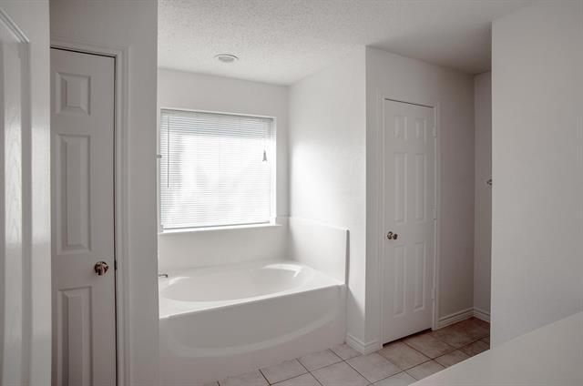 Building Photo - 6985 Meadow Ridge Cir