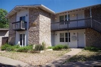 Building Photo - 2504 Manor Cir