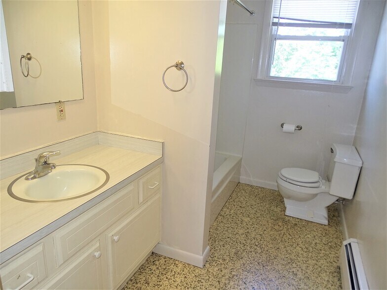 Building Photo - 267 E Main St