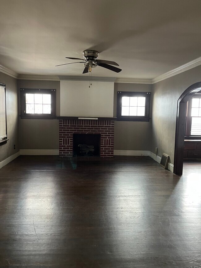 Living room - 791 w exchange st