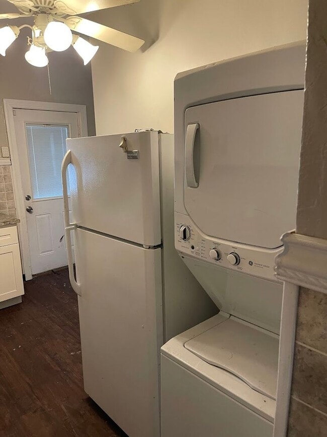 Building Photo - Cozy 1 Bedroom / 2 Bathroom Home in Braddock