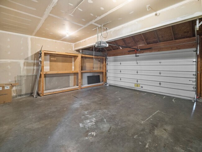 Building Photo - 4bedroom/3bath w/Garage/washer/dryer/fence...