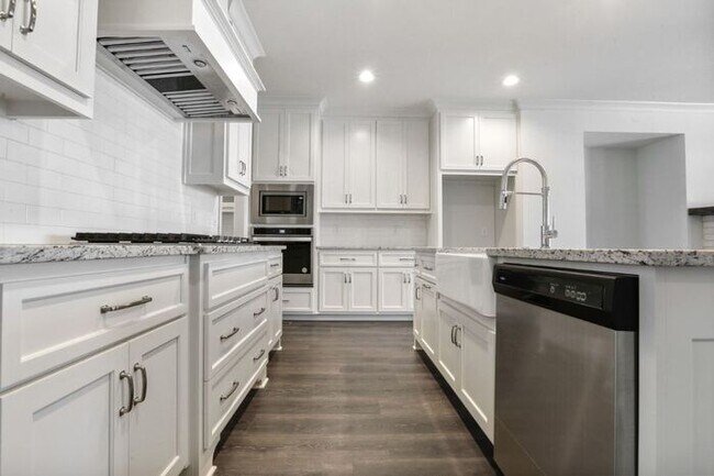 Building Photo - READY!!! 3 bedroom Townhome at South Lawn - Lawrenceville