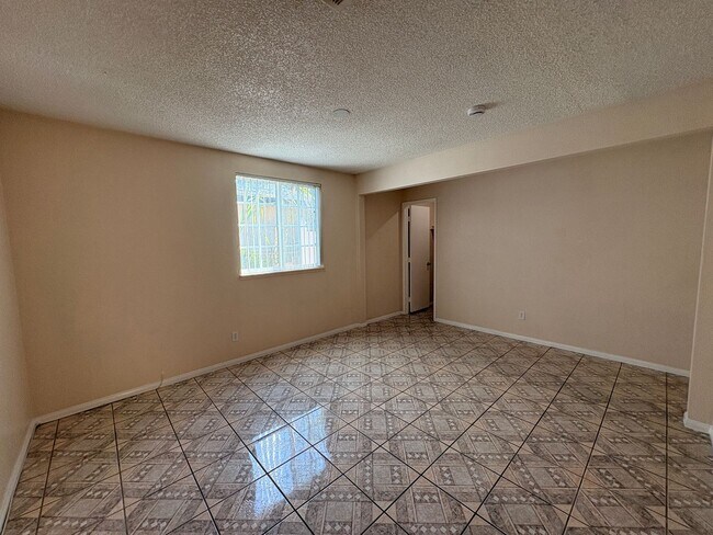 Building Photo - 4 Bed, 2 Bath in Bloomington!