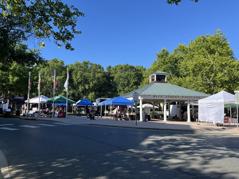 Farmer's Market - 27 Booth St
