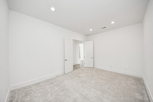 Building Photo - 10235 Forest Lake Dr