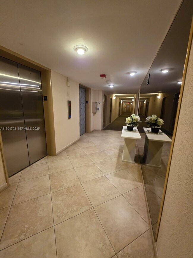 Building Photo - 9225 Collins Ave