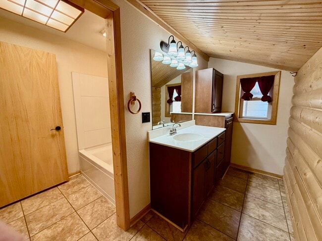 Building Photo - 802 2nd St NW