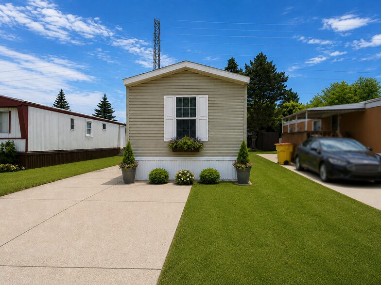 Building Photo - 831 N Pontiac Trail