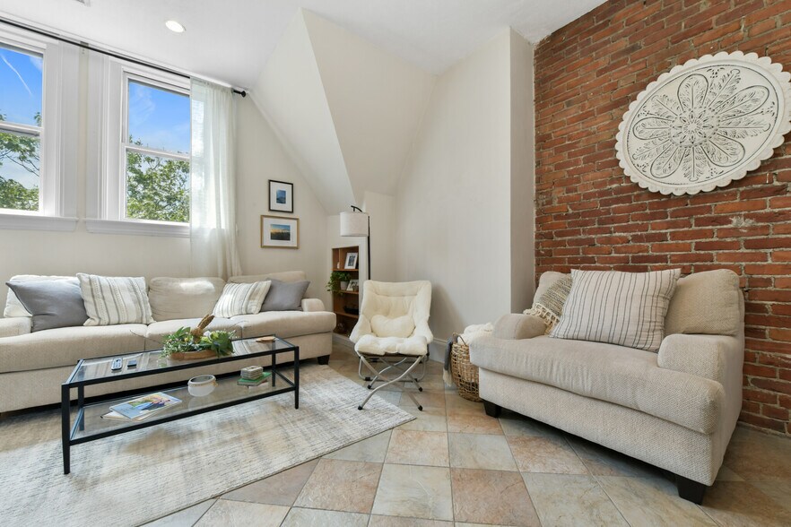 Building Photo - 1751 Beacon St