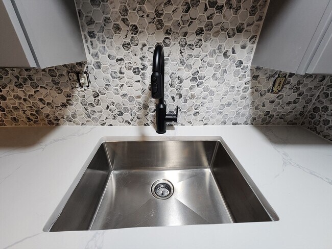 Building Photo - 17 Charles St