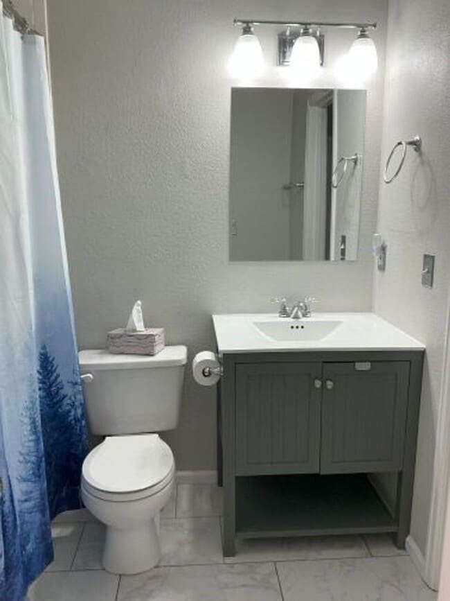 Building Photo - **Newly Upgraded Townhome**