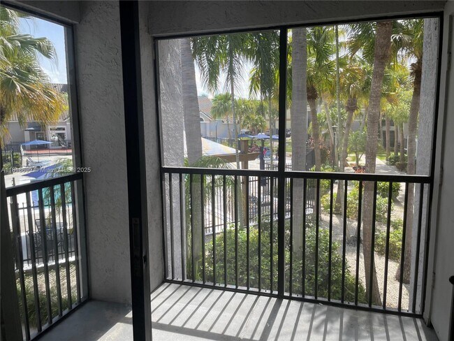 Building Photo - 10370 SW 150th Ct