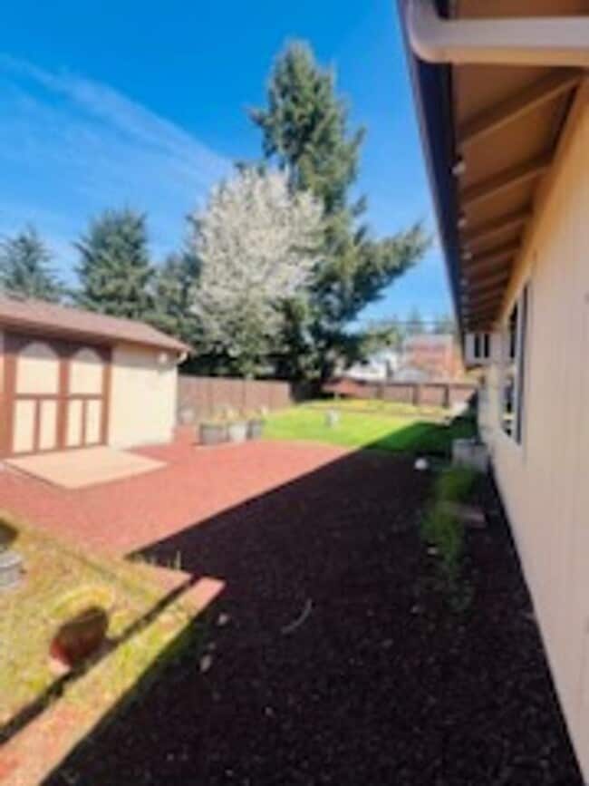 Building Photo - 3-Bedroom, 2-Bath Home Convenient Location...