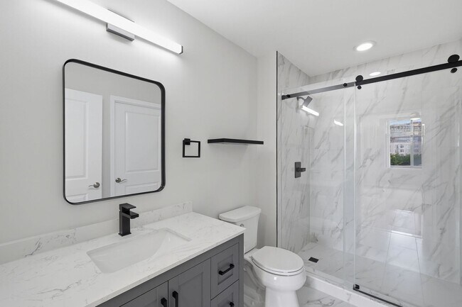 Building Photo - Bright & Renovated Condo with Pool, Gym & Parking!