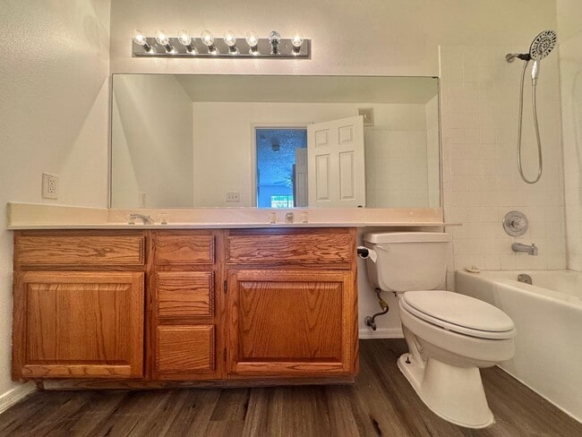 Building Photo - SPACIOUS 2 BEDROOM, 2 BATH CONDO IN PRIME ...