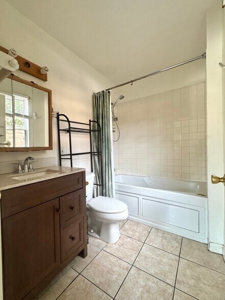 Building Photo - 2411 1/2 N Beachwood Dr