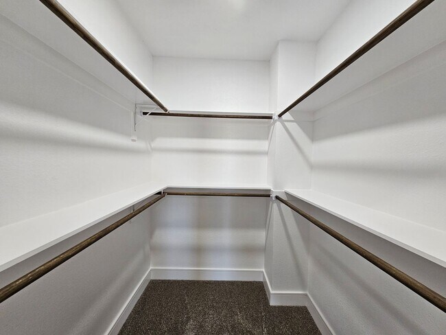 Building Photo - Ready for immediate move in!