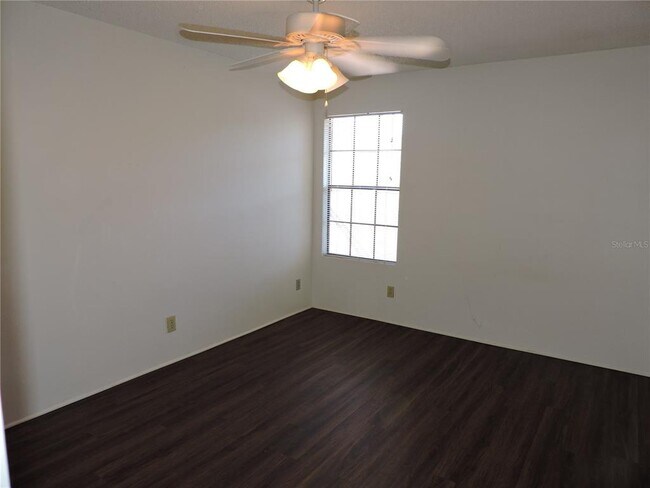 Building Photo - 415 Lakepointe Dr