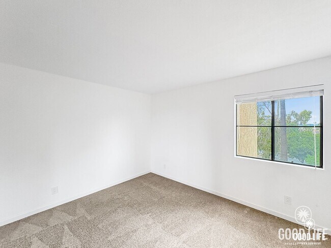 Building Photo - Move-In Ready Condo Overlooking The Height...