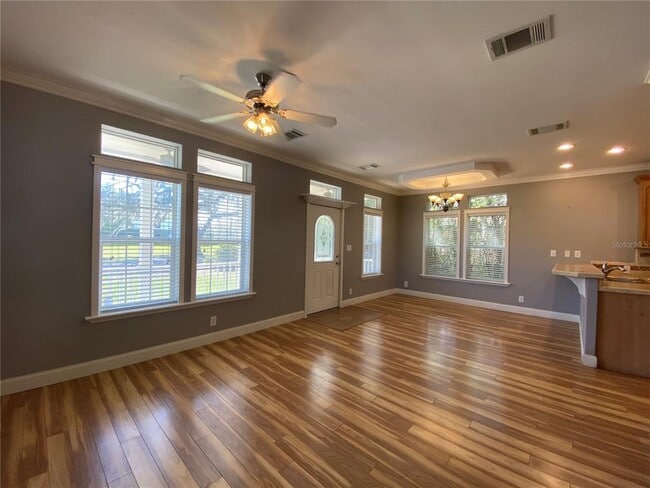 Building Photo - 653 Symonds Ave