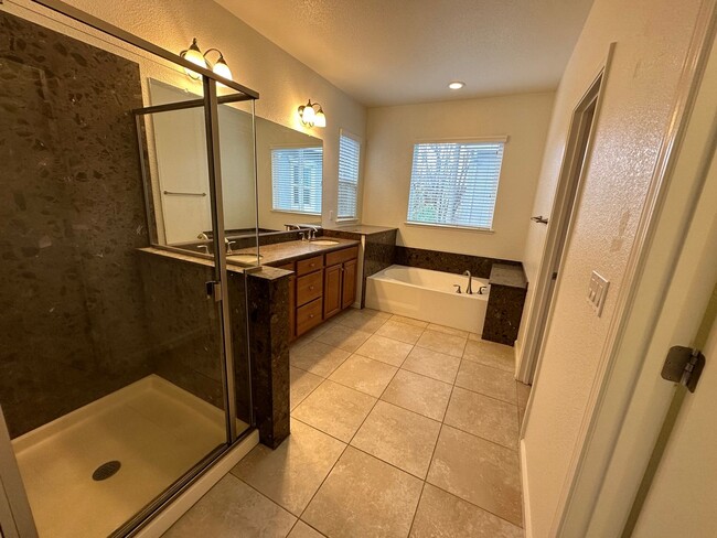 Building Photo - Beautiful 4 Bedroom, 3 Bath Mountain House...