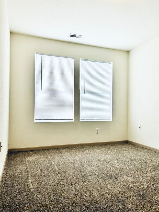 Building Photo - Large 3 Bedroom Apartment, Great Location!