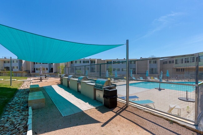 Building Photo - 604 N Bluff Dr