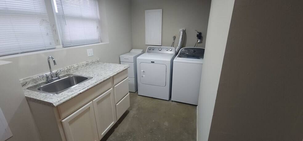 Building Photo - 7886 Marioak Dr