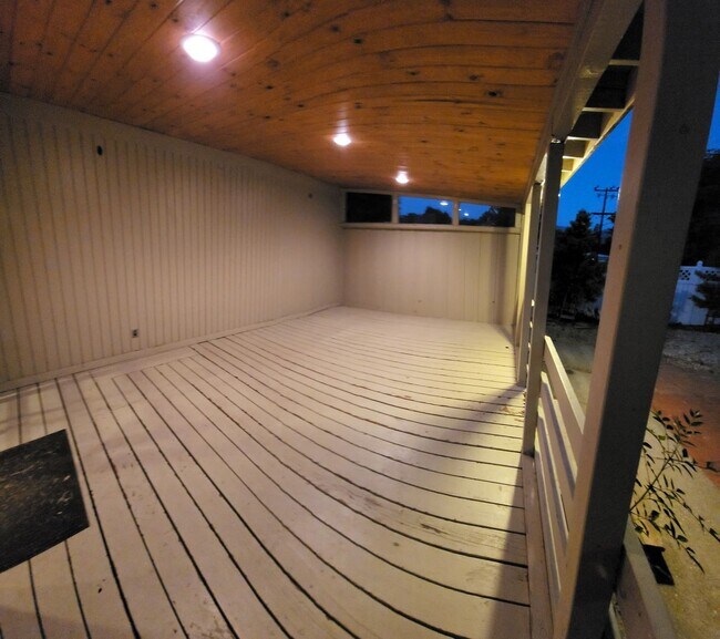 Building Photo - 5 bed 3.5 bath home close to campus!