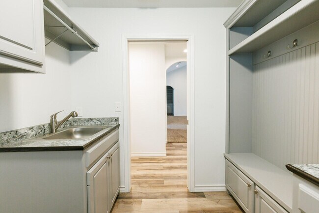 Building Photo - 208 Berkshire Ave