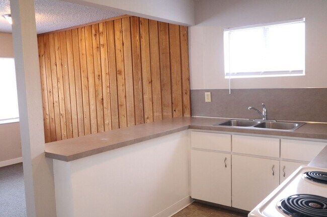 Building Photo - Cozy Single-Family Home for Lease in Brush...