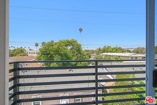 Building Photo - 1055 N Wilton Pl