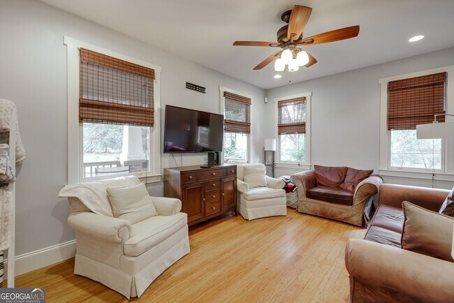 Building Photo - 139 Hillside St